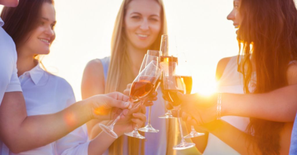 5 chýb, ktoré zrejme robíte pri pití šampanského